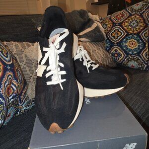 New Balance 327 Blk | White Size 10 ; worn only once!